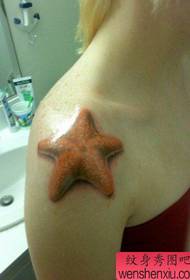 mali uzorak tetovaže zvjezdanih riba na djevojčinu ramenu
