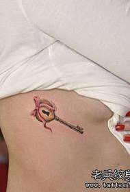 Foto van de tattoo-show beveelt een cartoon-sleutel tattoo-patroon aan