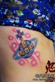 petite fille côté poitrine petite planète modèle de tatouage avec pentagramme