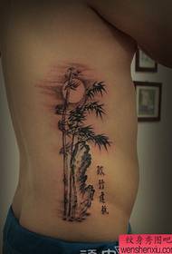 lehlakore le letšo le leputsoa la setala sa tattoo sa bamboo