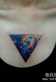 mergaitės krūtinė trikampio žvaigždės tatuiruotės modelis