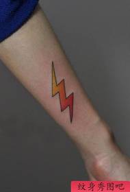 pige arm en lille farve lyn tatovering mønster