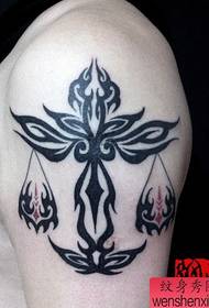brazo totem patrón de tatuaxe Libra