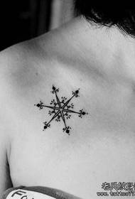 Skaists sieviešu sniegpārsla tetovējuma raksts uz krūtīm