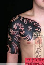 Den japanska tatueringskonstnären halvtiger-tatueringen fungerar
