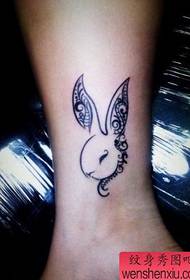 女孩子腿部可爱的小兔子纹身图案