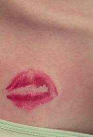 девојче градите популарна убава шема за тетоважа со усни во боја