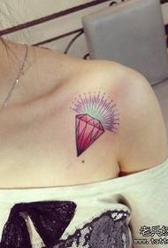 faarweg kleng Diamant Tattoo Muster op der Schëller vum Meedchen