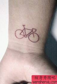 Ein einfaches Fahrrad-Tattoo-Muster am Handgelenk