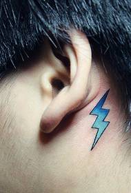 візерунок татуювання блискавки після вуха