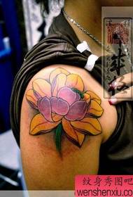 ဂျပန်တက်တူးထိုးအနုပညာရှင်လက်မောင်းအရောင် lotus tattoo အလုပ်လုပ်