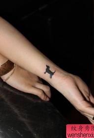 девојка за руку симпатичан узорак тетоважа штенад тотем