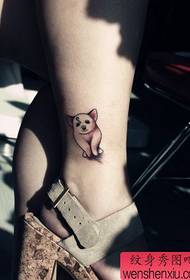 女孩子腿部可爱的小猪纹身图案