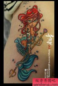 un fermoso patrón popular de tatuaje de serea de debuxos animados