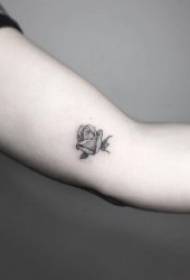 Jednostavan tetovaža mali uzorak je vrlo moderan i sladak jednostavan uzorak tetovaža mali