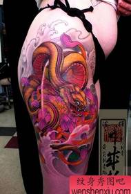Wzór tatuażu chryzantemy w kolorze japońskim węża