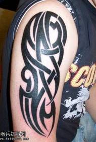 patró de tatuatge de tòtem de moda simple de braç