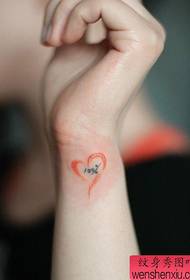 Gadis pergelangan tangan warna Pola cinta tato kecil
