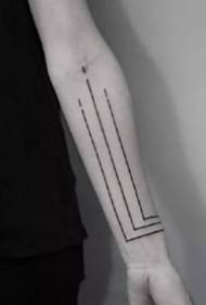 直線紋身圖：一組由紋身設計組成的9條簡單線條