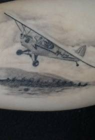 wzór tatuażu ramię czarny szary mały samolot