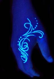 Fluorescencinė tatuiruotė ant rankos nugaros 171809 - Fluorescencinė smėlio laikrodžio tatuiruotė ant gražios pėdos