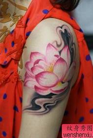 cánh tay cô gái một hình xăm hoa sen đầy màu sắc