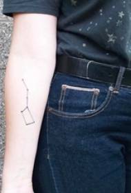 braço de meninas em fotos de tatuagem de matriz de sete estrelas literárias de linha preta