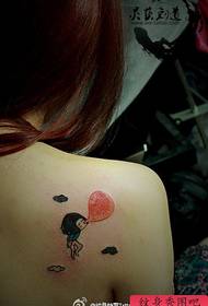 noia que bufa un patró de tatuatge de globus de noies