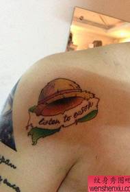Un popolare popolare modello di tatuaggio a cappello di paglia One Piece sulla spalla