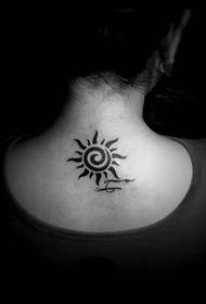 tatouage totem soleil minimaliste élégant