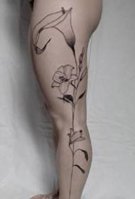 enkel lång linje blommig tatuering på armar och ben