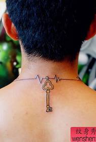 djevojke vratni elektrokardiogram i ključni uzorak tetovaže