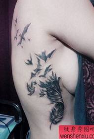 plumas de cintura lateral de niña con patrón de tatuaje de pájaro