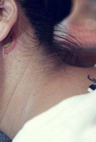lány fülében szép kis szivárvány tetoválás minta