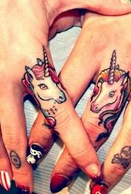 Patrón de tatuaje de unicornio lindo dedo