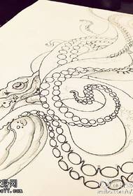 klasični ručno oslikani uzorak tetovaže hobotnice
