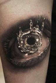 un model de tatuaj al globului ocular 3D care atârnă ziua bombardamentului