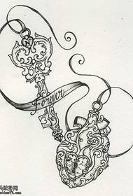 Motif de tatouage avec serrure à coeur et clé manuscrite