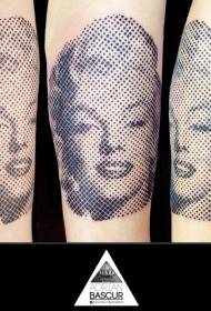 malowanie na ramieniu obraz Marilyn Monroe portret tatuaż