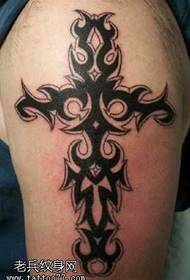 Оклоп на тетоважа со рака на крстот