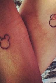 Par uzoraka tetovaže Mickey Minnie