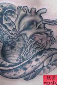 Tattoo სკოლა: მაგარი გველის გულის ტატუს ნიმუში სურათი
