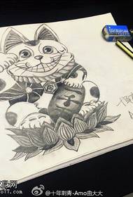 klasisks ar rokām apgleznots laimīgā kaķa lotosa tetovējuma modelis