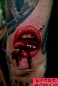 para que todos possam desfrutar de um horrível trabalho de tatuagem nos lábios