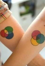 kolor ramienia dziewczyny okrągły wzór tatuażu