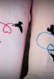 par ptica u obliku linije tetovaža u obliku srca