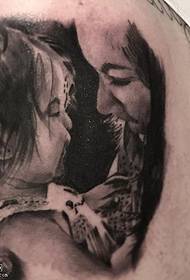 Retrat de tatuatge a l'espatlla de la noia