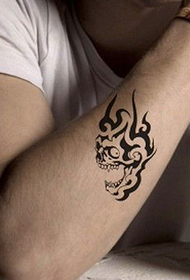 model de tatuaj cu craniu creativ la încheietura mâinii