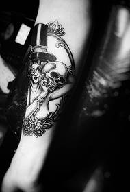 lengan hitam dan putih wanita Eropa dan Amerika Garis gambar tato potret
