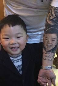 tatuaje de tatuaje de retrato de neno moi fresco do brazo